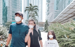 Ayu Dewi Ngonten Masak Bareng Anak-Suami, Tingkah Putri Pertama Curi Perhatian