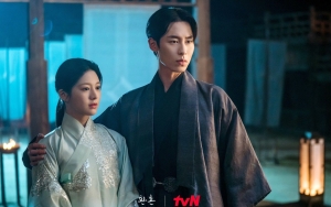 Lee Jae Wook Enggan Lepas Tangan Go Yoon Jung di Lokasi 'Alchemy of Souls 2'