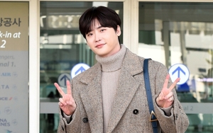 Interaksi Lee Jong Suk dan Bayi di Bandara Bikin Gemas