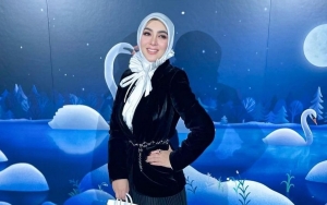 Foto Selfie Tutupi Wajah, Haters Sindir Syahrini Tak Pede Karena Makin Tua