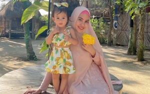 Kartika Putri Girang Abis Sang Anak Minta Pakai Hijab Saat Keluar Rumah Tanpa Disuruh