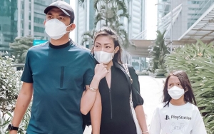 Ayu Dewi dan Regi Datau Debat Perkara Putri Sulung