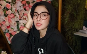 Penampilan Ussy Sulistiawaty Pakai Gaun Putih di Pernikahan Adik Curi Perhatian