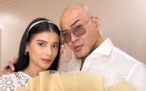 Deddy Corbuzier-Sabrina Chairunnisa Beri Pesan Selamat Natal Pamer Pose Imut dari Jepang