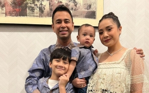 Gemasnya Rayyanza Cipung Tindih Rafathar Yang Lagi Tidur
