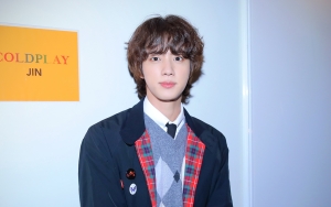 Jin Minta Digendong Member BTS Saat Terima Penghargaan Individu