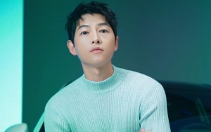 Gestur Song Joong Ki Saat Jalan Bareng Wanita yang Diduga Pacarnya Tuai Sorotan