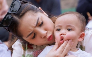 Gemasnya Nagita Slavina Interaksi dengan Bayi Harimau Bernama Cipung