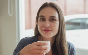 Outfit Luna Maya Dipuji Tetap Sopan Kala Main Tenis Bareng Ayu Dewi