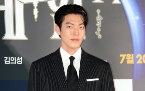 Kim Woo Bin Kunjungi dan Berikan Hadiah untuk Anak-anak Sakit Saat Natal