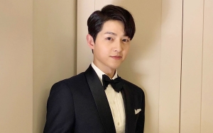 Song Joong Ki Terang-Terangan Ajak Pacar Bule Kondangan di Korea