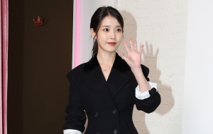 IU Rekam Vlog Sendiri untuk Natal, Netizen Fokus ke Kondisi Kamarnya
