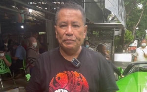 Toleransi Beragama Hotman Paris Dipuji Usai Keciduk Duduk Bersila Di Tengah Jemaat Salat