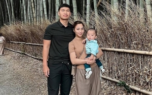Nikita Willy Bak Princess di Pemotretan Keluarga, Outfit Suami Berbanding Terbalik