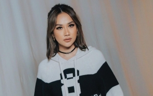 Aksi BCL Ganti Baju Di Atas Panggung Disorot