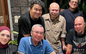 Liburan Bareng Ke US, Ari Lasso, Ahmad Dhani & Mulan Jameela Mampir Lokasi Syuting Serial 'Friends'