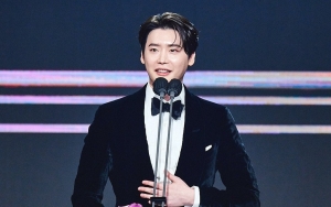 MBC Drama Awards 2022: Agensi Tanggapi Isu Lee Jong Suk Ngode Pacar