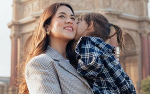 Raisa Curhat Perasaan Syok Berubah Terharu Saat Beres-beres Koleksi Buku Zalina