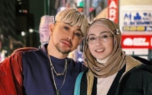 Desy Ratnasari Minta Maaf Saat Ganti Foto Bareng Caren Delano dengan Pose Beda