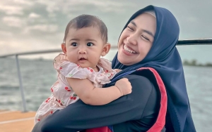 Respon Santai Ria Ricis Dinilai Bahayakan Keselamatan Baby Moana Saat Main Jet Ski Tanpa Pengaman