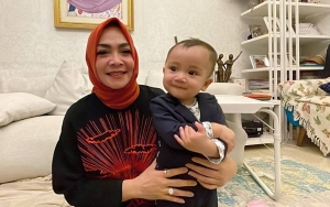 Gaya Tengil Rayyanza Cipung Minum Susu Sambil Kacamataan, Rieta Amilia Sindir Mirip Kakek-Kakek