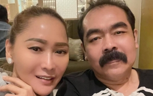 Background Keluarga Adam Suseno Suami Inul Daratista Terungkap Usai Kunjungi Makam Ortu