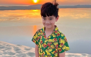 Usai Rayyanza Cipung, Rafathar Ikutan Kepo Mainan Murah Lato-Lato