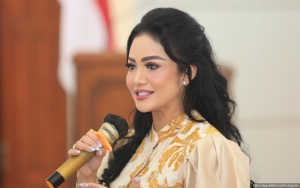 Outfit Krisdayanti Kala Foto Keluarga, Harga Cardigan Paling Bikin Kaget