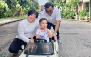 Gala Sky Anak Vanessa Angel Dipuji Pemberani oleh Sang Nenek Saat Main di Pantai