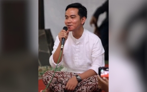 Botol Minum Gibran Kakak Kaesang Saat Ngantor Perdana Tak Pakai Masker Bikin Salfok