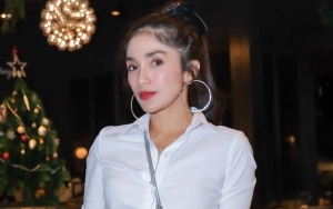 Ussy Sulistiawaty Bak Anak Gadis Pakai Mini Dress Ketika Liburan, Ada yang Istigfar