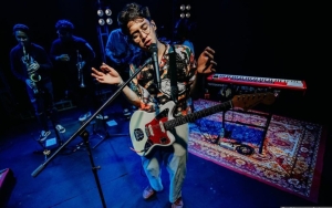 Ardhito Pramono Kesandung Jatuh Kala Manggung, Ekspresinya Kocak Ditolong Iqbaal Ramadhan