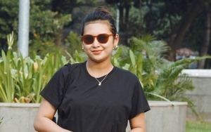 Penampilan Indah Permatasari Perdana Main Badminton Pasca Lahiran, Arie Kriting Pantau Dari Jauh