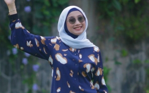 Desy Ratnasari Soroti Wajahnya di Hasil Foto Saat Musim Dingin