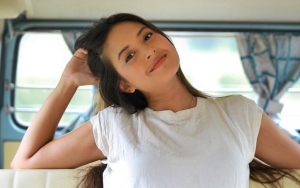 Beda dari yang Lain, Aurelie Moeremans Pamer Gaya Cool Main Lato-lato 21 Tahun Lalu