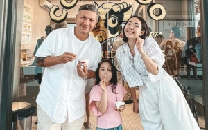 Totalitas, Gading Marten Sampai Cosplay Jadi Figuran Demi Remake Foto Lawas Gisel-Gempi