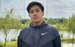 Jerome Polin Tunjukkan Teknik Anti Mainstream Makan Nasi Padang Pakai Sumpit