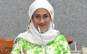 Sering Dighosting, Desy Ratnasari Pamer Momen Sendiri di Beragam Suasana