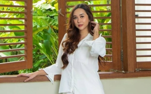 Biasa Seksi, Aura Kasih Terharu Kala Disebut Cocok Pakai Hijab