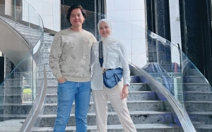 Beda Keyakinan, Roger Danuarta Sambangi Makam Ortu Bareng Cut Meyriska Jelang Imlek Banjir Pujian