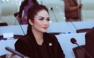 Krisdayanti Tampil Berhijab Isi Acara Hijrah, Didoakan Ikuti Jejak Aurel Hermansyah