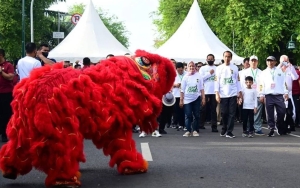 Jan Ethes Ikut Jokowi Jalan Sehat Saat Libur Imlek, Wajah Tampan Bikin Salfok