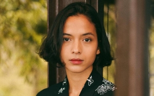 Putri Marino Bahagia Pose di Samping Penulis Idola, Banjir Reaksi Antusias