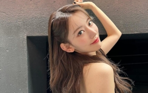 Suhu -18°C, Sakura Miyawaki LE SSERAFIM Kedinginan Pakai Rok Pendek Bikin Member-Fans Khawatir