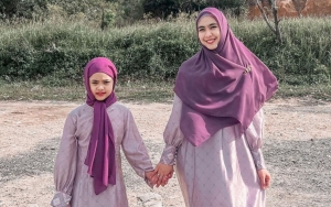 Oki Setiana Dewi Raih Penghargaan Dai Influencer dan Inovatif, Reaksi Putri Cantik Super Gemas
