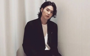 Suga BTS Jaga Pandangan Saat Model Seksi Lewat di Paris Fashion Week 2023