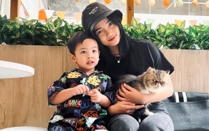 Bareng Fuji An, Gala Sky Kunjungi Makam Vanessa Angel dan Bibi Bawa Jajanan Favorit