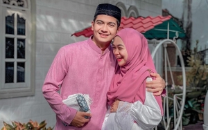 Ria Ricis Minta Ikut Temani Suami Sholat Jumat, Ternyata Punya Job Tambahan Kocak