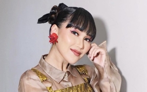 Tampil Ala Korean Style, Ayu Ting Ting Sentil Tudingan Plagiat Saat Pamer Sepatu