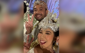 Cincin Nikah Suami Kiky Saputri Tak Muat Hingga Dipasangkan ke Jari Kelingking